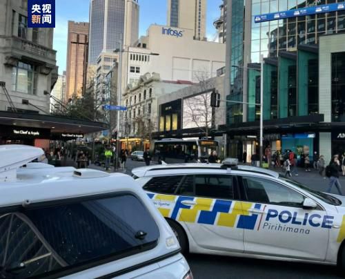 被触手调教灌满三张小嘴